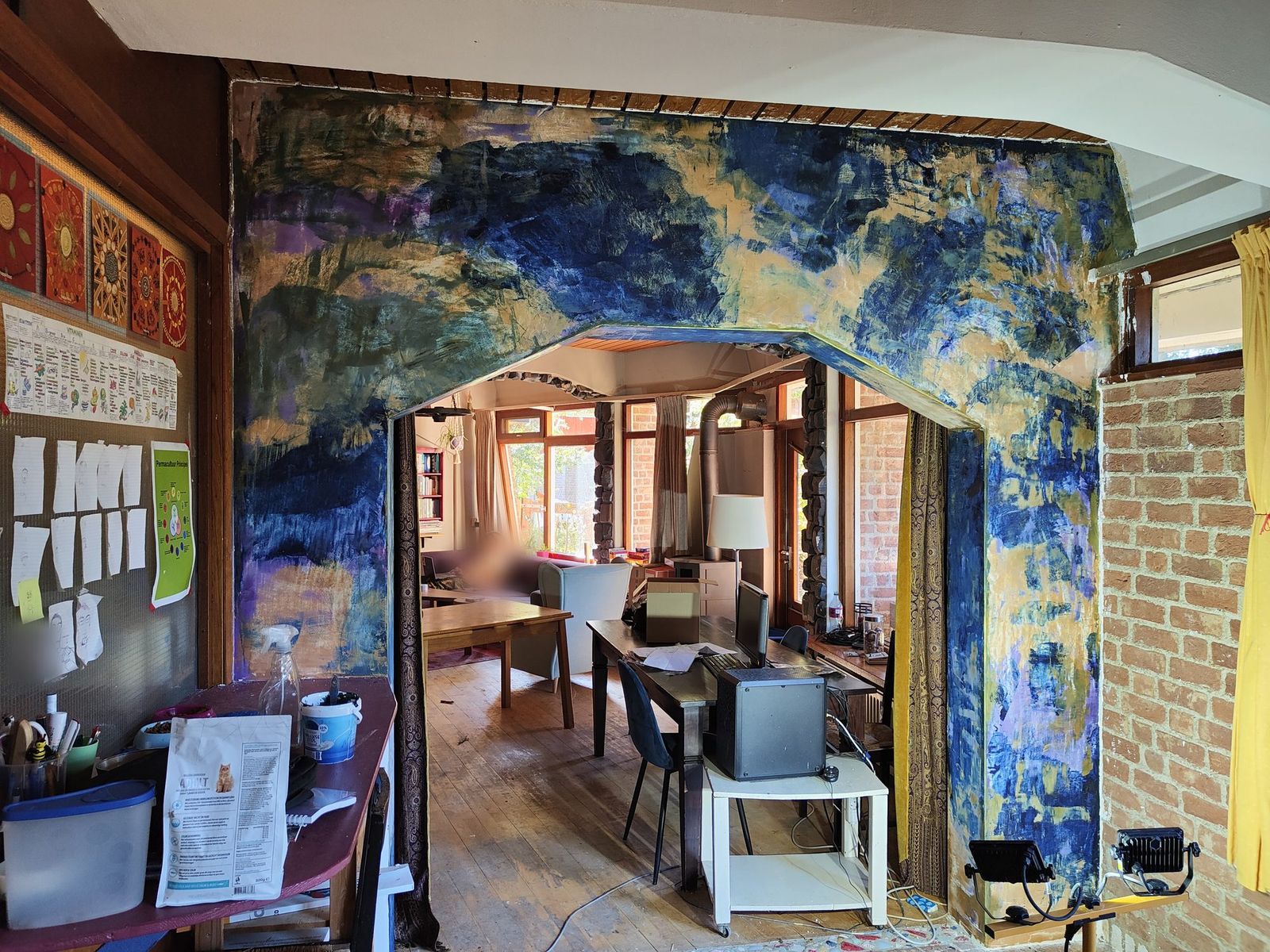 De hele doorgang met de brede boog, de wand in blauw, goud en violet